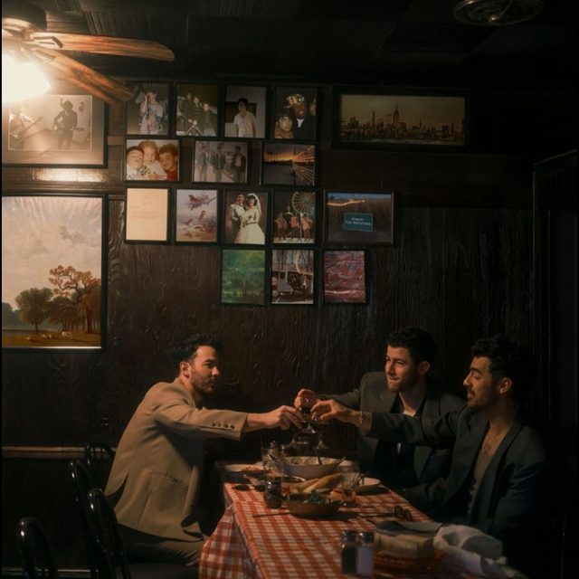 Jonas Brothers у новому синглу у стилі диско-поп “No Time To Talk”