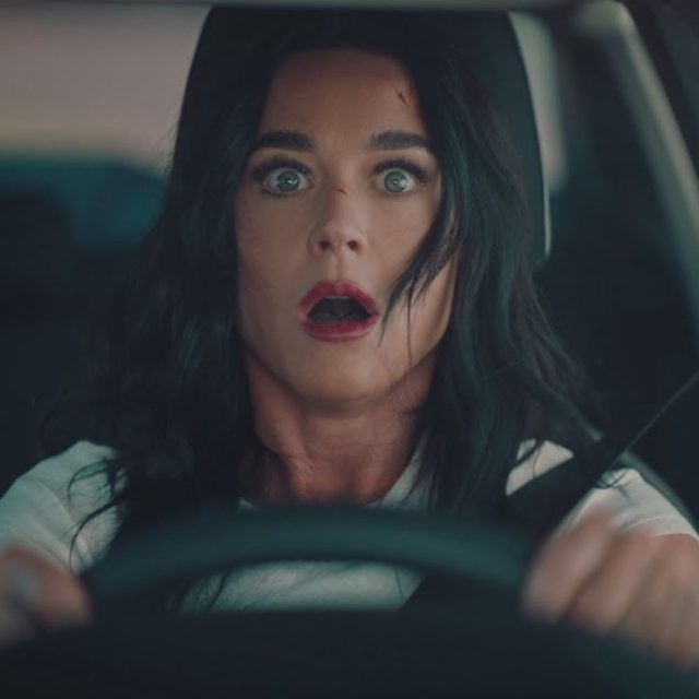 Кеті Перрі досягає кінцевої мети у своєму новому кліпі «Bandaids»