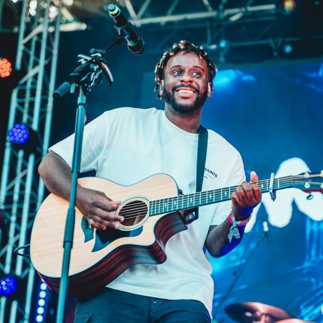 Майлз Сміт повертається до витоків: безкоштовні виступи в пабах США