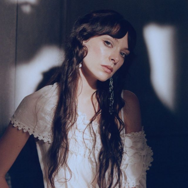 Холлі Гамберстоун презентувала пронизливий сингл «Cruel World» про біль стосунків на відстані