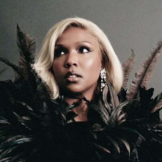 Lizzo зустрічається з собою з минулого в емоційному відео на новий сингл «Don’t Make Me Love U»